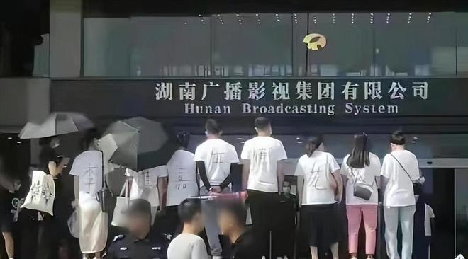 岁李维嘉由主持到“精神障碍”令人惋惜j9九游会登录财富再丰厚也难解忧48(图7)